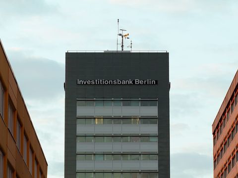 Hochhaus der Investitionsbank Berlin mit Schriftzug zwischen zwei Bürogebäuden