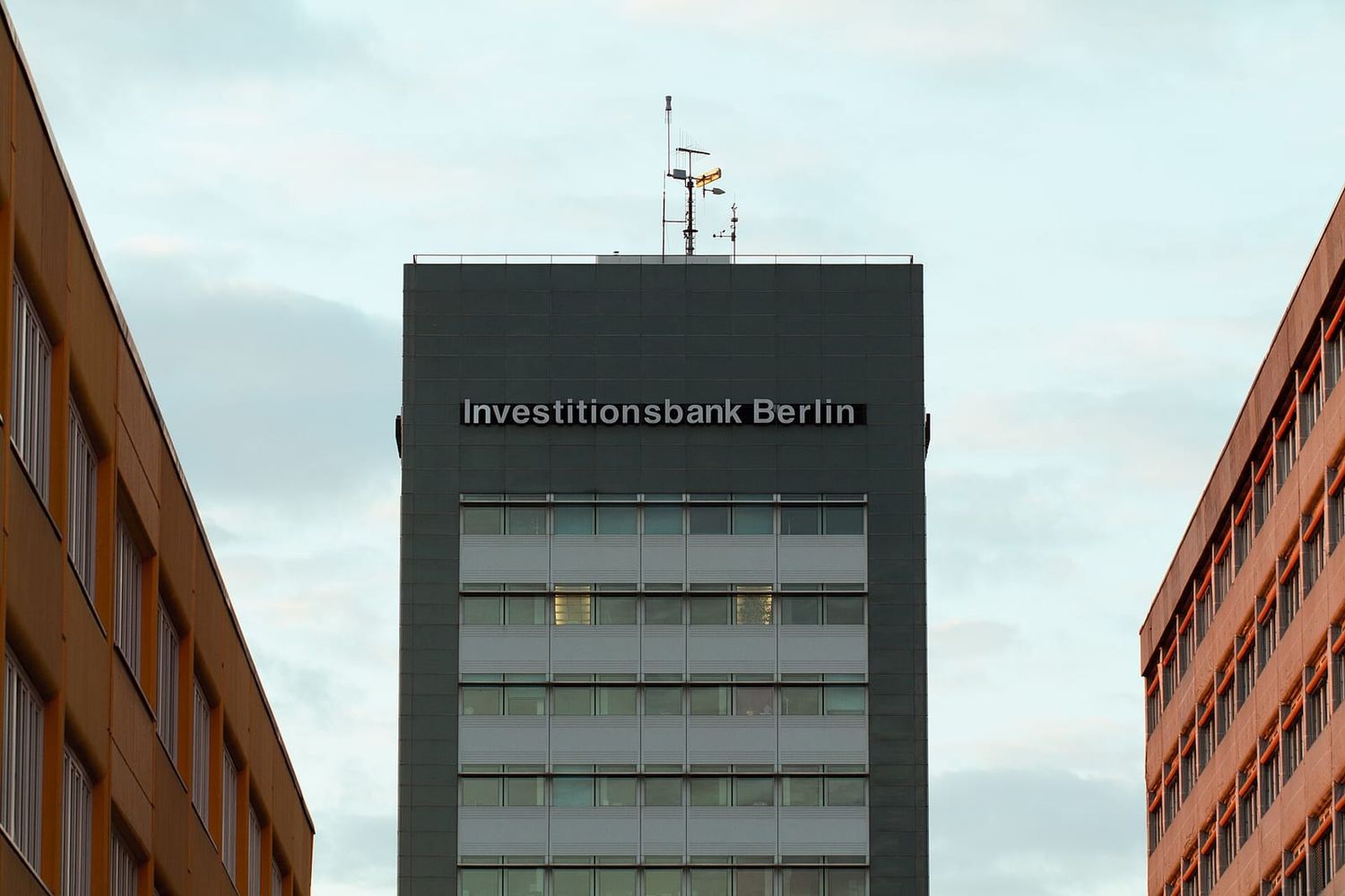 Hochhaus der Investitionsbank Berlin mit Schriftzug zwischen zwei Bürogebäuden