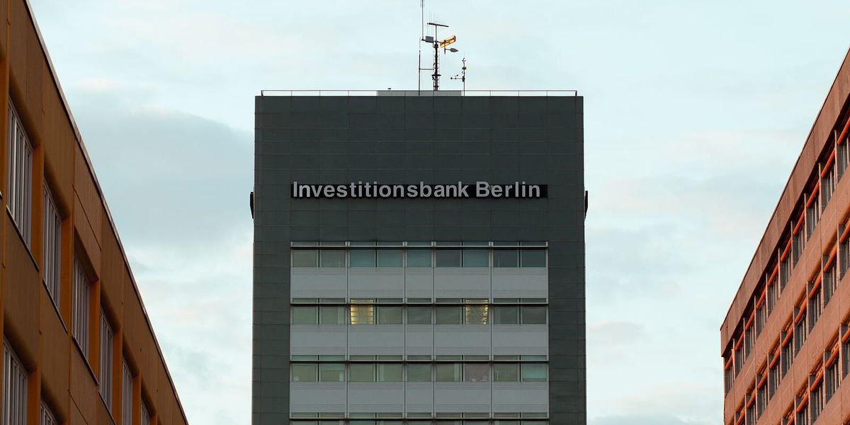 Hochhaus der Investitionsbank Berlin mit Schriftzug zwischen zwei Bürogebäuden
