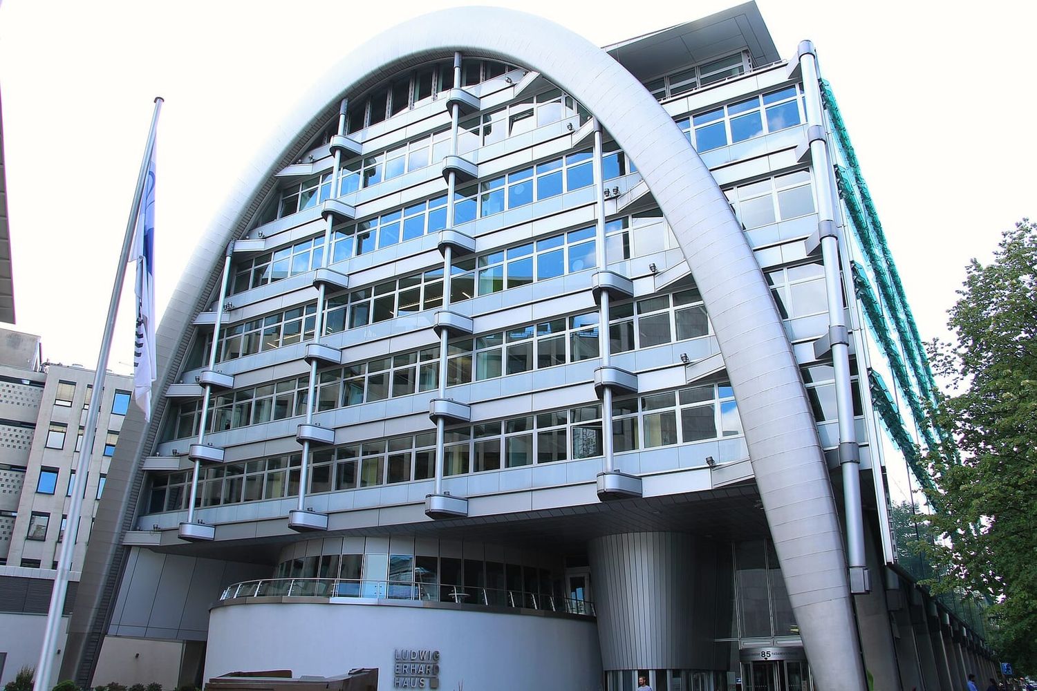 Ludwig-Erhard-Haus der IHK Berlin in der Fasanenstraße mit gebogener Stahlkonstruktion