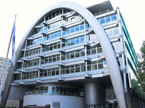Ludwig-Erhard-Haus der IHK Berlin in der Fasanenstraße mit gebogener Stahlkonstruktion