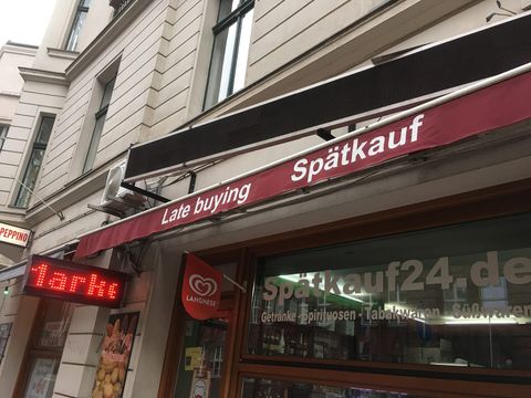 Ladenfront eines Spätkaufs in Berlin-Mitte mit roter Markise und Leuchtschrift